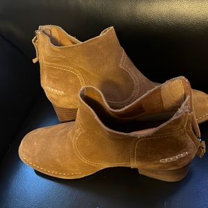 Used UGG’s Tan size 8.5